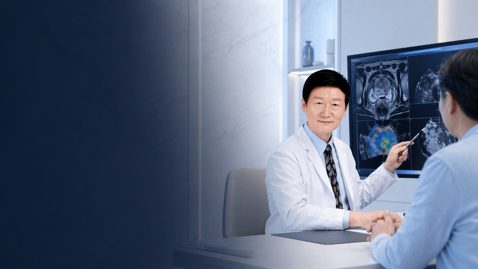 泌尿外科醫生為患者講解前列腺影像